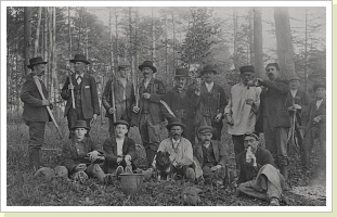 Holzergruppe um 1910 hvl der dritte ist Heinrich Gass Holzergruppe um 1910 hvl der dritte ist Heinrich Gass