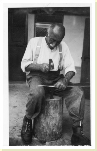 Adolf Gass beim Dengeln, 1950er Jahre Adolf Gass beim Dengeln, 1950er Jahre