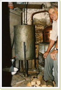 beim Schnapsbrennen beim Schnapsbrennen