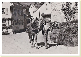Gustav Gass-Gass dr. Müller Gusti auf dem Dorfplatz Gustav Gass-Gass dr. Müller Gusti auf dem Dorfplatz