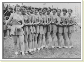 Damenriege Rothenfluh am Eidgenössischen Turnfest 1955 in Zürich
