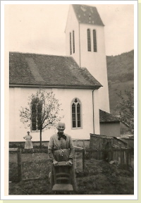 Anna Maria Gass-Handschin vor der Kirche Anna Maria Gass-Handschin vor der Kirche
