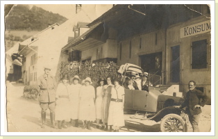 vor dem Konsum, Hirschengasse vor dem Konsum, Hirschengasse